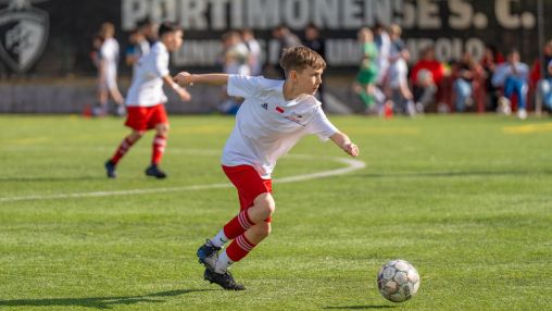 Z boiska do równowagi: Jak sport pomaga młodym nie przegrać życia online