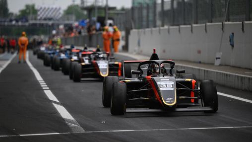 Szalony wyścig i kolejne podium Aleksandra Ruty w Formule 4. Startował na słynnym torze Monza